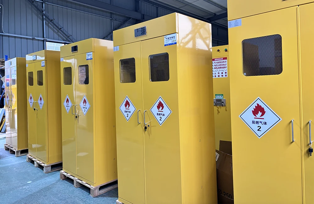 Навіщо хімікам потрібні професійні шафи безпеки?